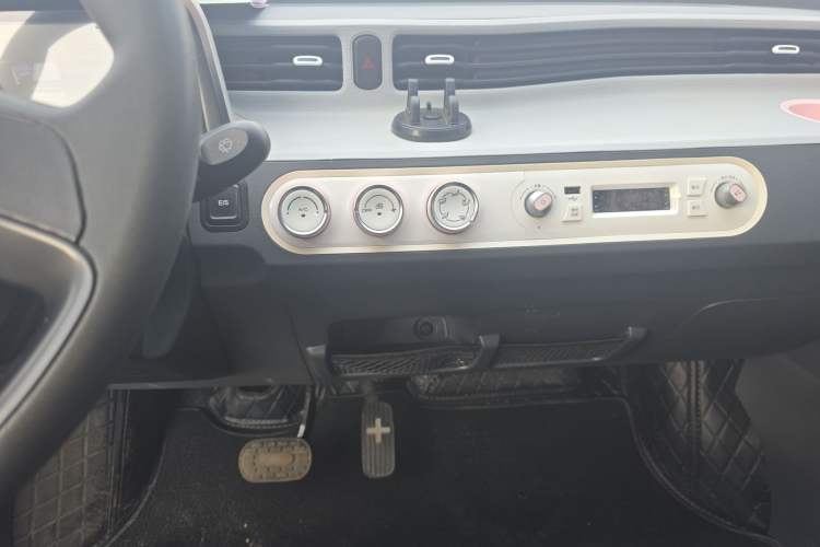 Used Wuling Hongguang MINIEV 2022 Macaron Premium Model – Lithium Iron Phosphate Audio And AC Panel