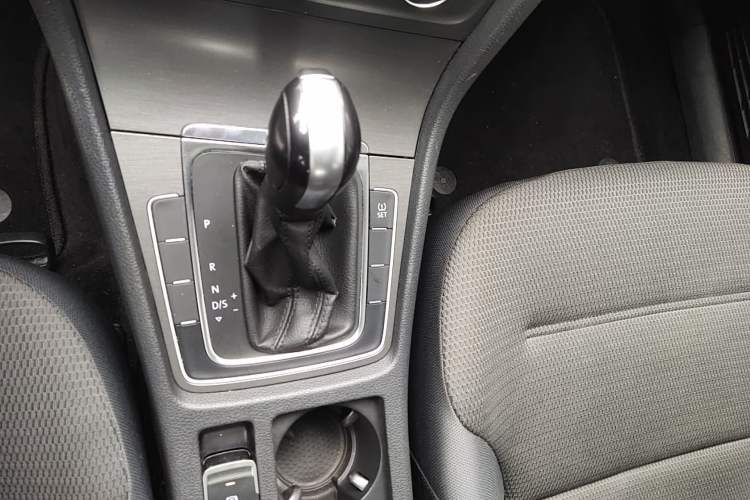 Used Volkswagen Golf 2015 1.4TSI Automatic Comfort Model Gear Lever