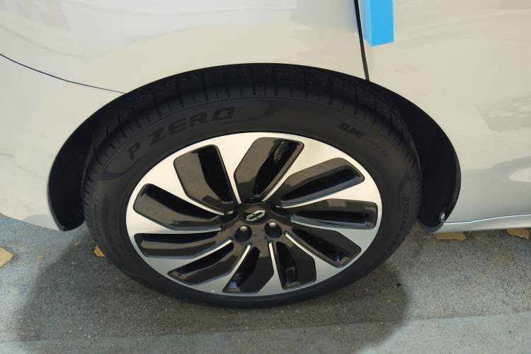 Used Hima AITO M5 2023 Extended-Range Rear-Drive Intelligent Driving Version Right Rear Wheel Hub
