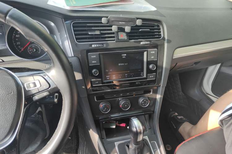 Used Volkswagen Golf 2018 230TSI Automatic Comfort Model Audio And AC Panel