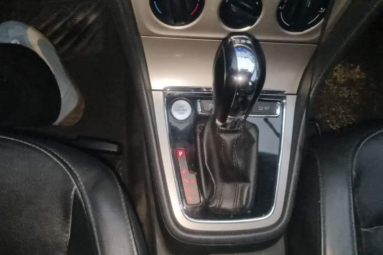 Used Volkswagen Lavida 2013 Revised Version 1.4 TSI DSG Comfort Edition Gear Lever