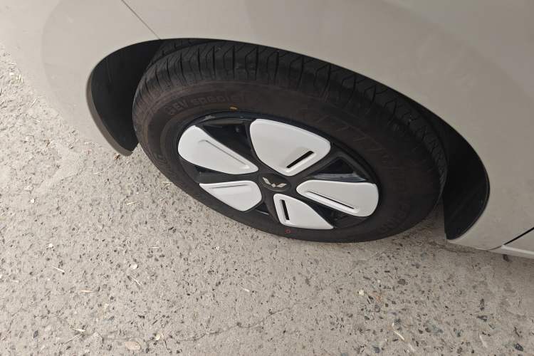 Used Wuling Hongguang MINIEV 2025 Four-Door Version Advanced Edition Left Front Wheel Hub