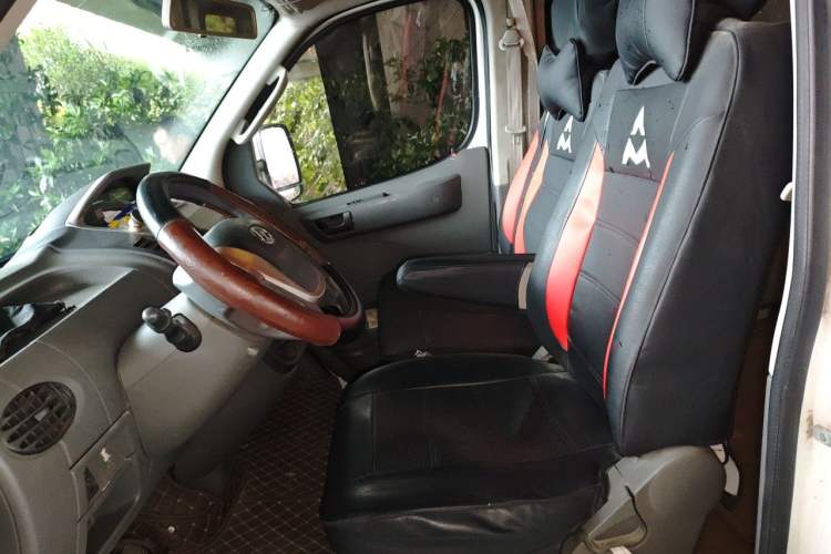 Used SAIC MAXUS Xintu V80 2017 2.5T 5-Speed Manual Aoyuntong National V Short Wheelbase Mid-Roof 5/6/10-Seater
