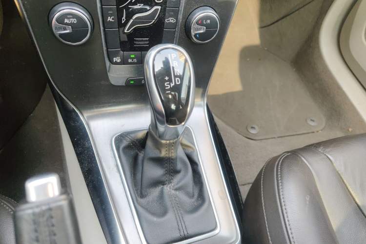 Used Volvo V40 2013 2.0T Zhiyi Edition Gear Lever