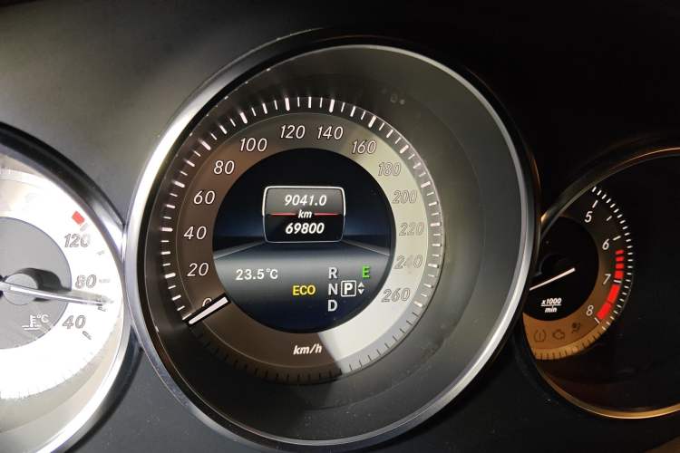 Used Mercedes-Benz CLS 2012 CLS 300 CGI Odometer Close Up