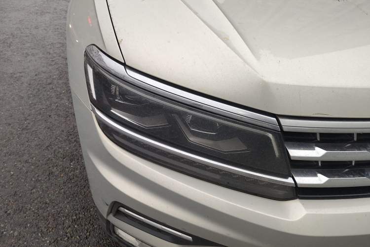 Used Volkswagen Tiguan L 2018 380TSI Automatic All-Wheel Drive Luxury Edition Right Front Headlight