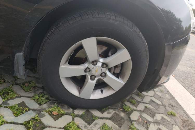 Used Chevrolet Cruze 2013 1.6L SL MT Right Front Wheel Hub