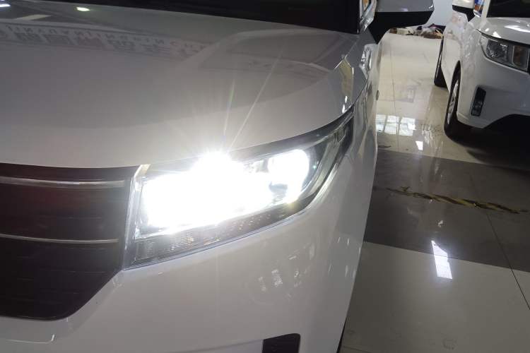 Used Wuling Hongguang PLUS 2020 1.5T Manual Commercial Vehicle 7 Seats Left Front Headlight