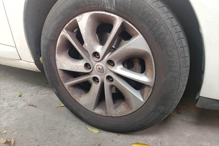 Used Renault Fluence 2015 2.0L Fashion Edition Right Front Wheel Hub