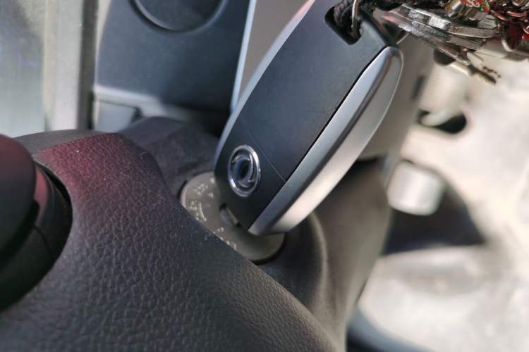 Used Dongfeng Yufeng 2023 V9+ 2.3T Manual Front-Drive Van Short Wheelbase Mid-Roof 3-Seater
