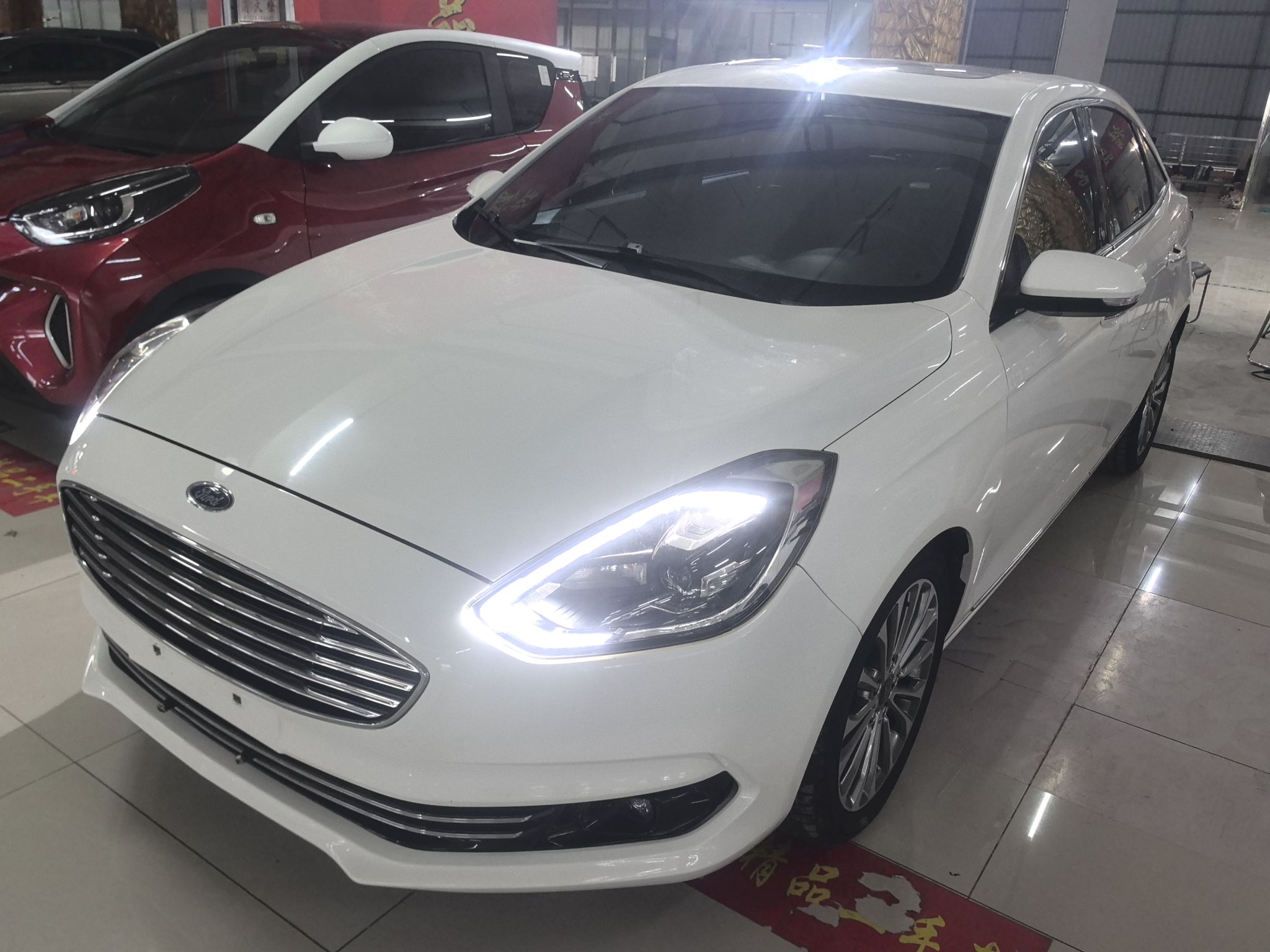 تحت مقدمة السيارة