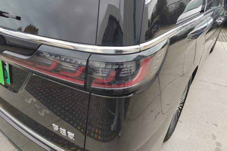 Used VOYAH Dream 2025 PHEV Four-Wheel-Drive Flagship Kunpeng Edition Right Rear Taillight