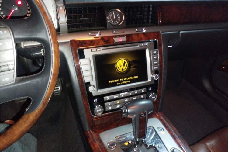 Used Volkswagen Phaeton 2011 4.2L V8 4-seat Extended-Range Individual Edition Audio And AC Panel