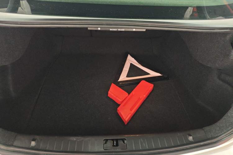 Used Volvo S60 2015 S60L 2.0T Zhiyuan Edition
