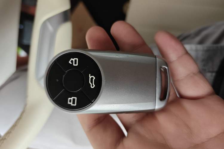 Used ORA Good Cat 2023 401 km Standard Range Luxury Version Lithium Iron Phosphate Vehicle Key