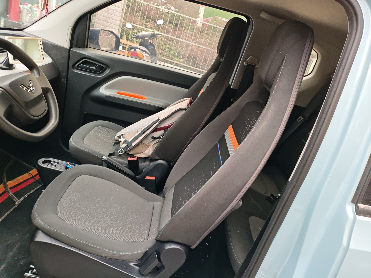 المقاعد الأمامية داخل السيارة