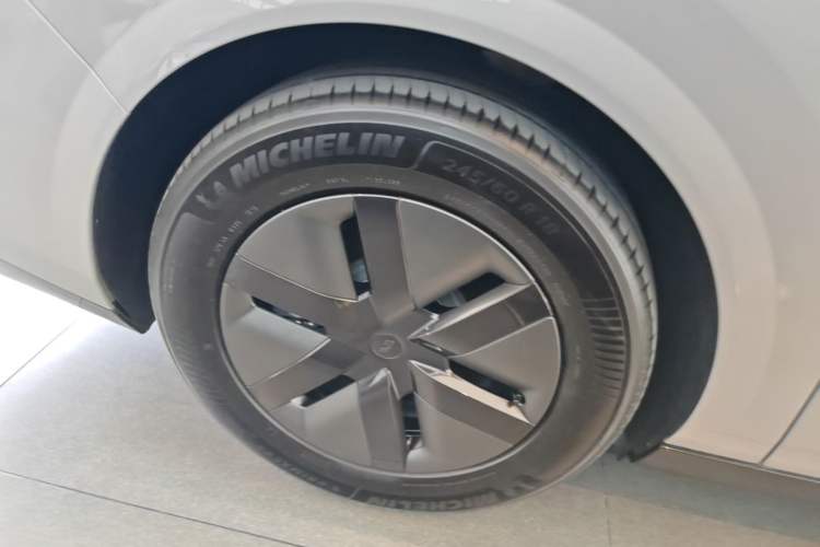 Used Li Auto MEGA 2025 Home Family Special Edition Right Rear Wheel Hub