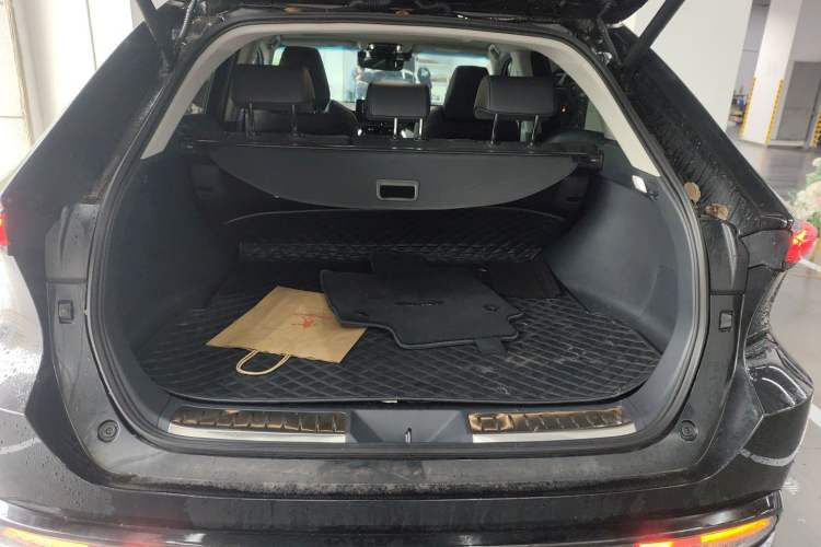 Used Toyota Venza 2023 2.0L CVT Two-Wheel Drive Luxury Edition Trunk