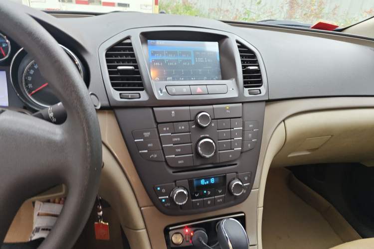 Used Buick Regal 2012 2.0L Comfort Edition Audio And AC Panel