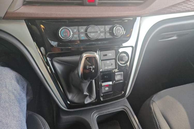 Used JAC Refine M3 2024 PLUS 2.0L HEV Smart Connect Edition Gear Lever