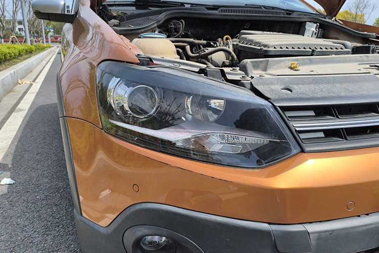 Used Volkswagen Polo 2014 1.6L Cross Polo Automatic Right Front Headlight