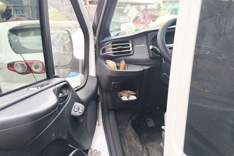 Used JMC Fushun 2023 2.0T Manual Mid-Drive Mid-Roof Commercial Multi-Purpose 7-Seater Passenger Vehicle Driver Seat