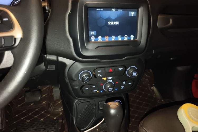 Used Jeep Renegade 2018 Connected Large Screen Version 180T Automatic Smart Version Audio And AC Panel