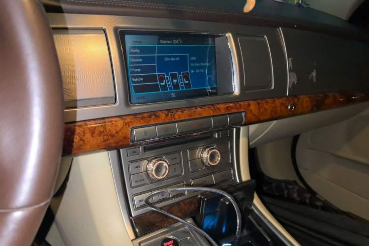 Used Jaguar XF 2009 XF 3.0L V6 Luxury Edition Audio And AC Panel