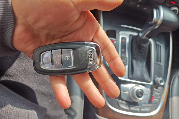 Used Audi Q5 2016 40 TFSI Comfort Model Vehicle Key