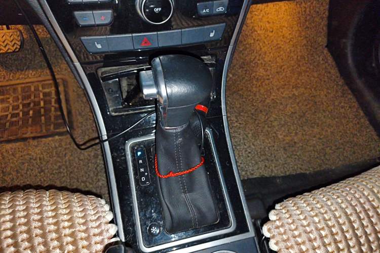 Used Haval H2 2016 Red Label 1.5T Automatic Two-Wheel Drive Elite Model Gear Lever