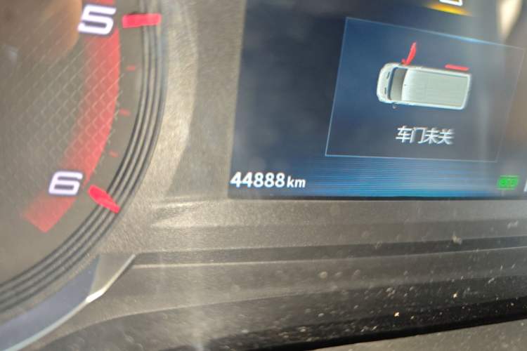 Used SAIC MAXUS V90 RV 2021 2.0T Travel Master V90 Self-Propelled Class B RV Deluxe Edition with a Horizontal Bed