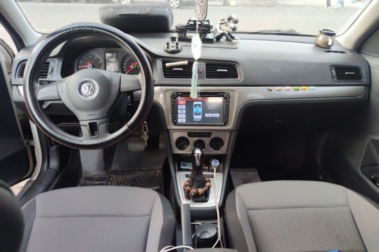 Used Volkswagen Gran Lavida 2013 1.6L Automatic Fashion Model Center Console