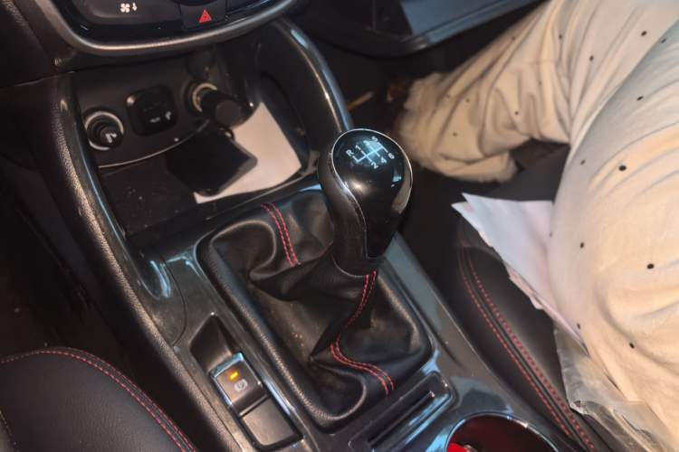 Used CHANGAN CS75 2017 Shangku Edition 1.5T Manual ZhiXiang Model Gear Lever