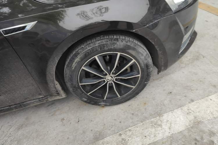 Used Skoda Octavia 2017 1.6L Manual Smart Drive Edition Right Front Wheel Hub