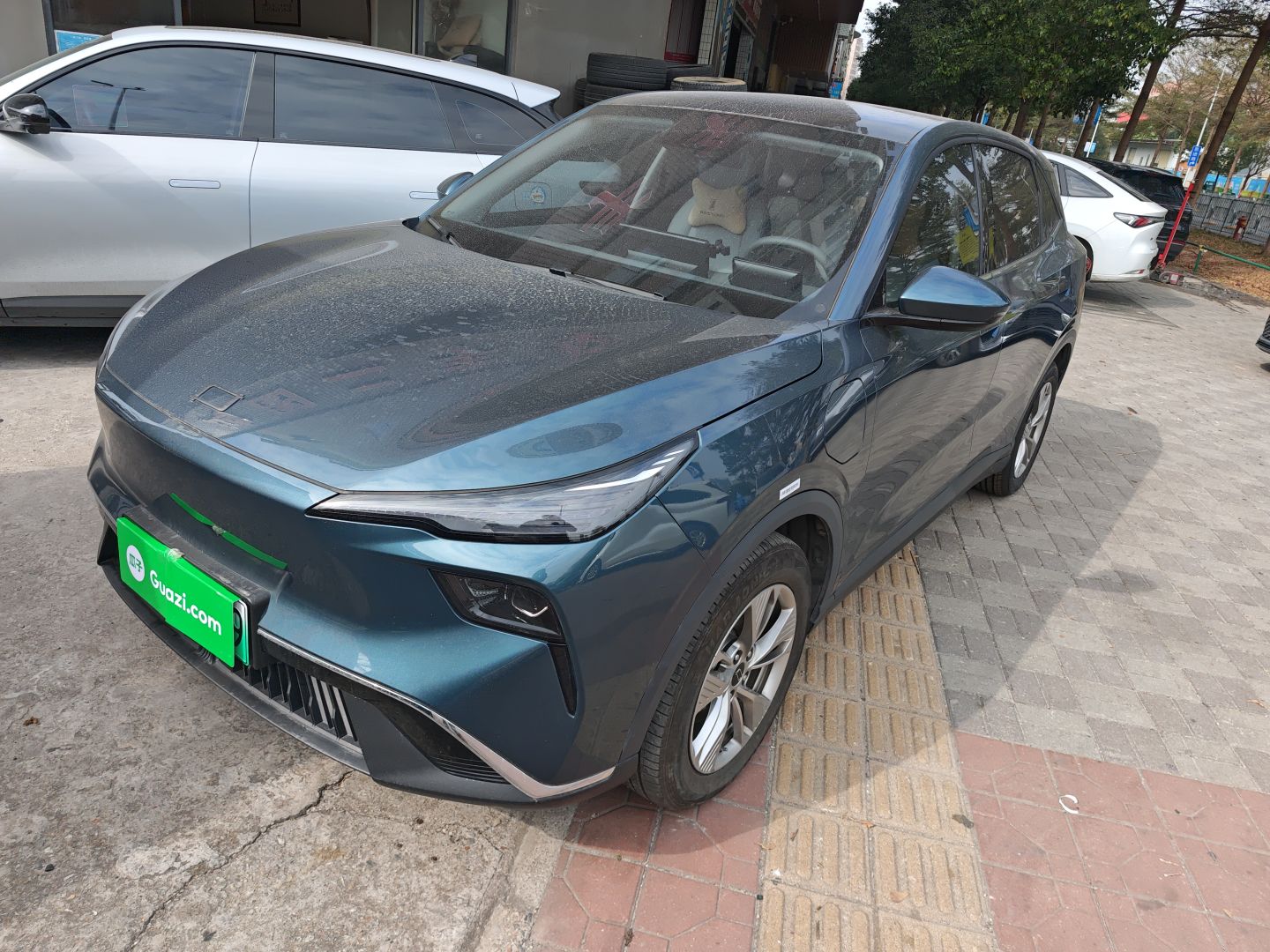 Под передней частью автомобиля