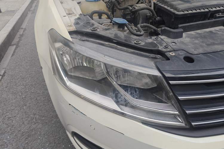 Used Volkswagen Gran Lavida 2015 1.6L Automatic Comfort Edition Right Front Headlight