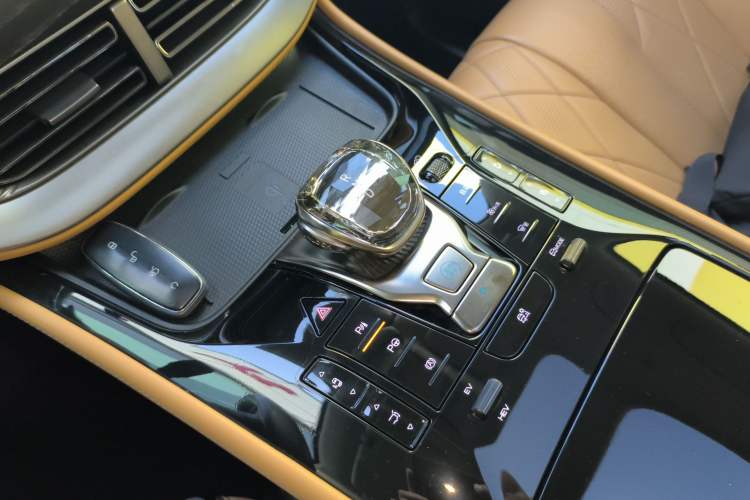 Used Denza D9 2024 DM-i 980 Four-Wheel Drive Flagship Model
