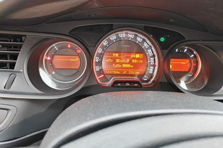 Used Citroen C5 2014 1.6T Automatic Luxury Model Odometer Close Up