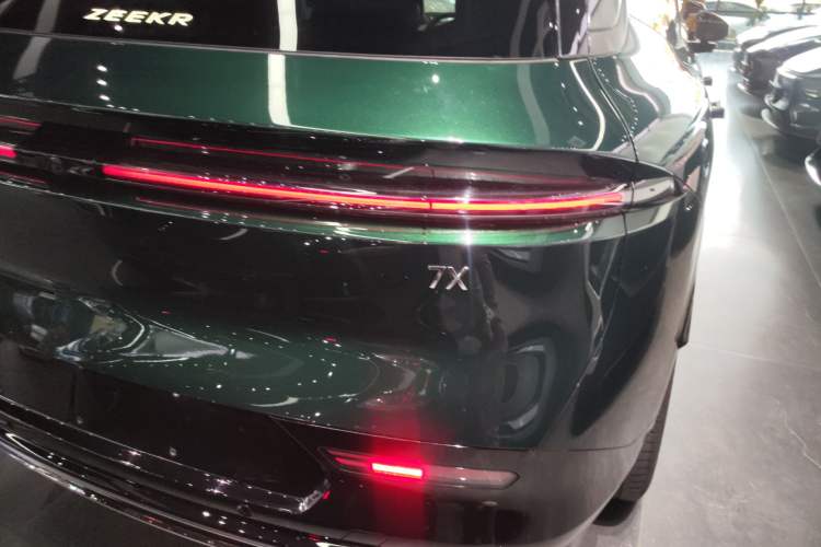 Used Zeekr 7X 2025 100 kWh Long-Range Rear-Wheel Drive with Intelligent Driving Features