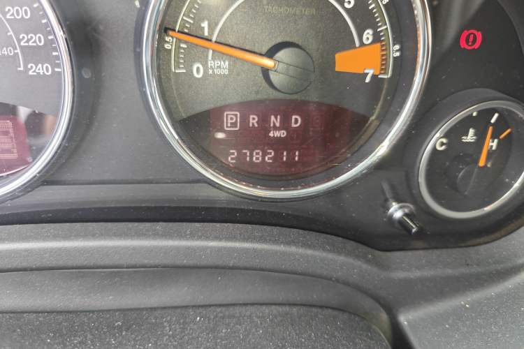 Used Jeep Compass 2013 2.4L four-wheel-drive sport version Odometer Close Up