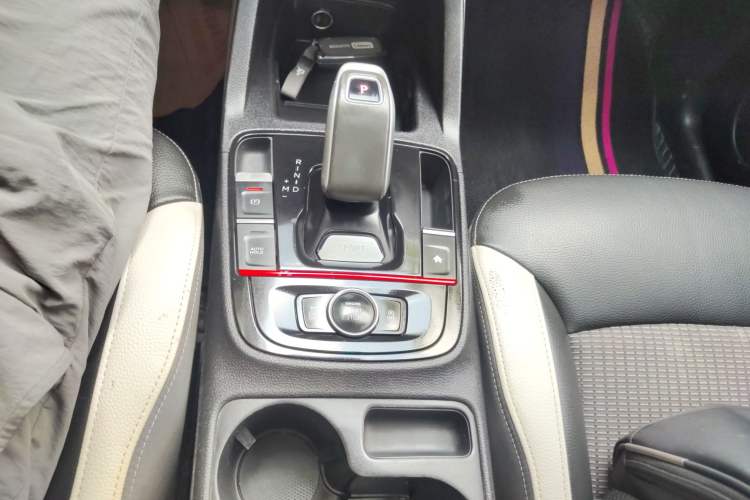 Used Qoros 5 2019 Qoros 5S 1.6 TGDI Prestige Model Gear Lever