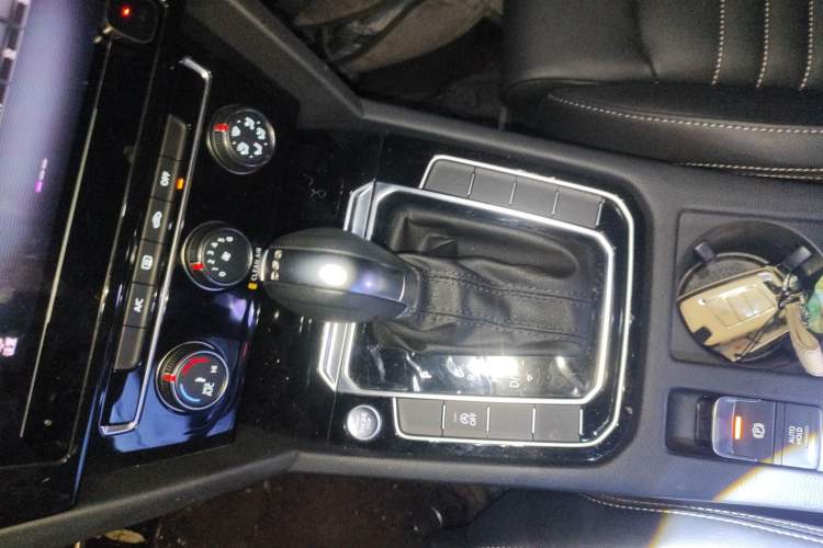 Used Volkswagen Magotan 2023 2 Million Units Limited-Edition 280TSI DSG Comfort Version Gear Lever