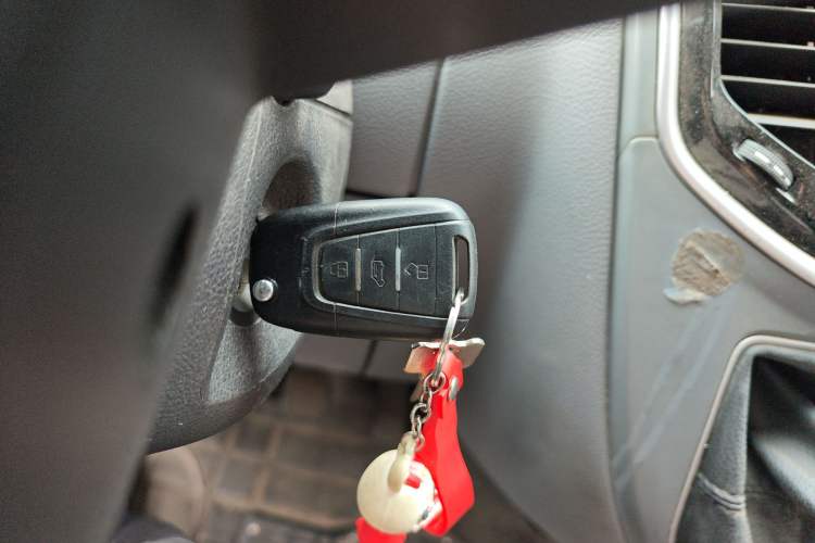 Used SAIC MAXUS Xintu V80 2019 2.5T Classic Edition 6-Speed Manual – Aoyuntong Modified Version Short Wheelbase Mid-Height Roof 5/6 Seats
