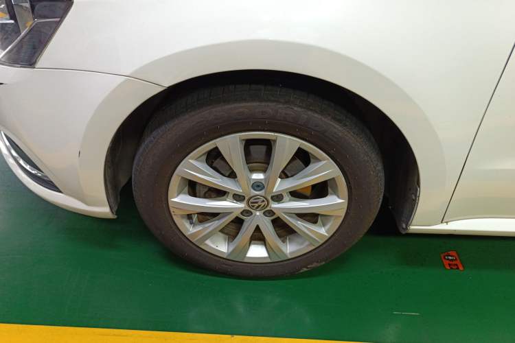 Used Volkswagen Lavida 2017 1.6L Automatic Comfort Edition Left Front Wheel Hub