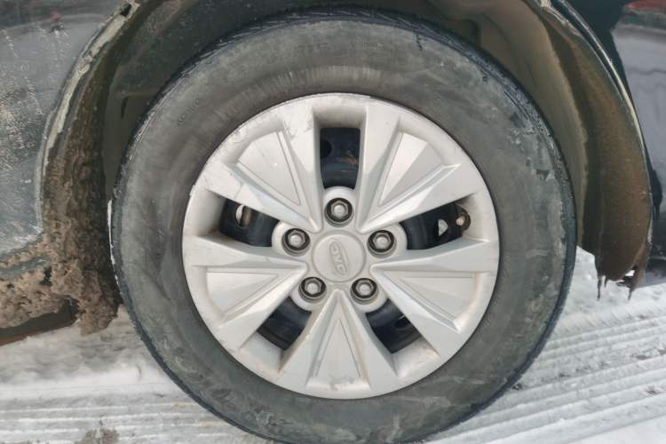 Used JAC Refine M3 2022 1.8L 7-seat Standard Edition Right Front Wheel Hub