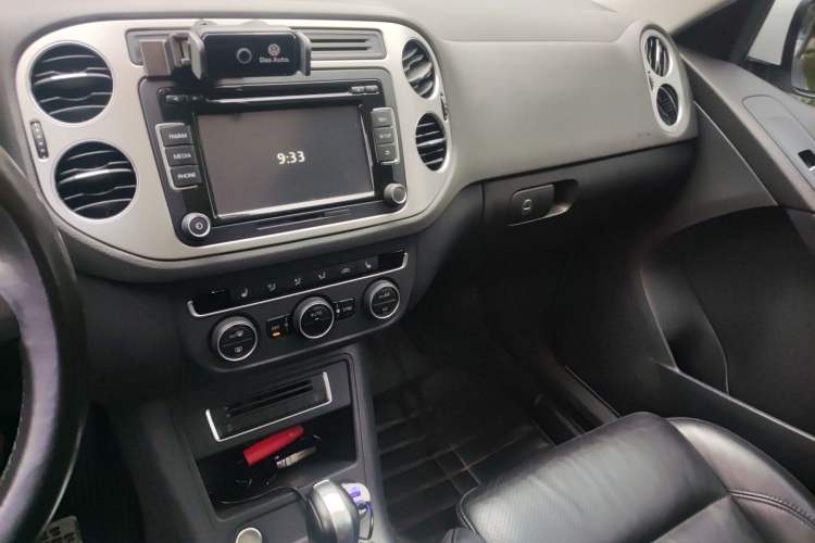 Used Volkswagen Tiguan 2015 1.8TSI Automatic All-Wheel-Drive Luxury Model Audio And AC Panel