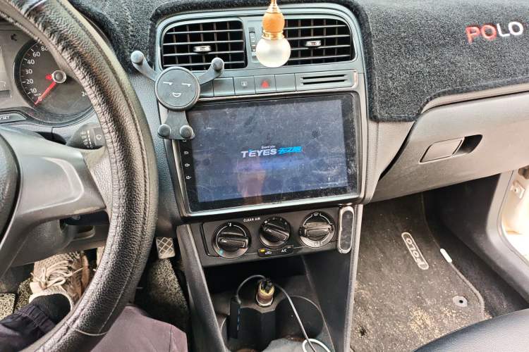 Used Volkswagen Polo 2016 1.4L Manual Fashion Model Audio And AC Panel