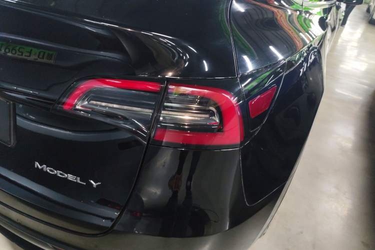 Used Tesla Model Y 2021 Standard Range Rear-Wheel Drive Version Right Rear Taillight