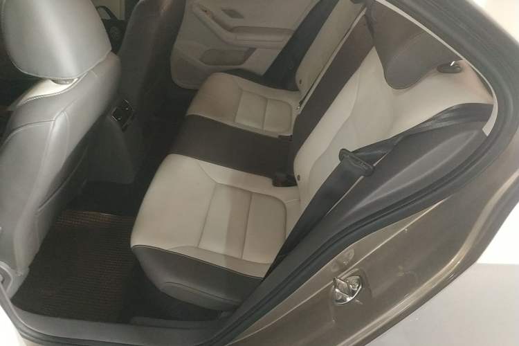 Used Volkswagen Sagitar 2015 1.6L Manual Comfort Model