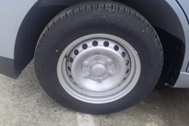 Used Wuling Yangguang 2024 300KM Comfort Version Passenger Van 75kW Exterior 4